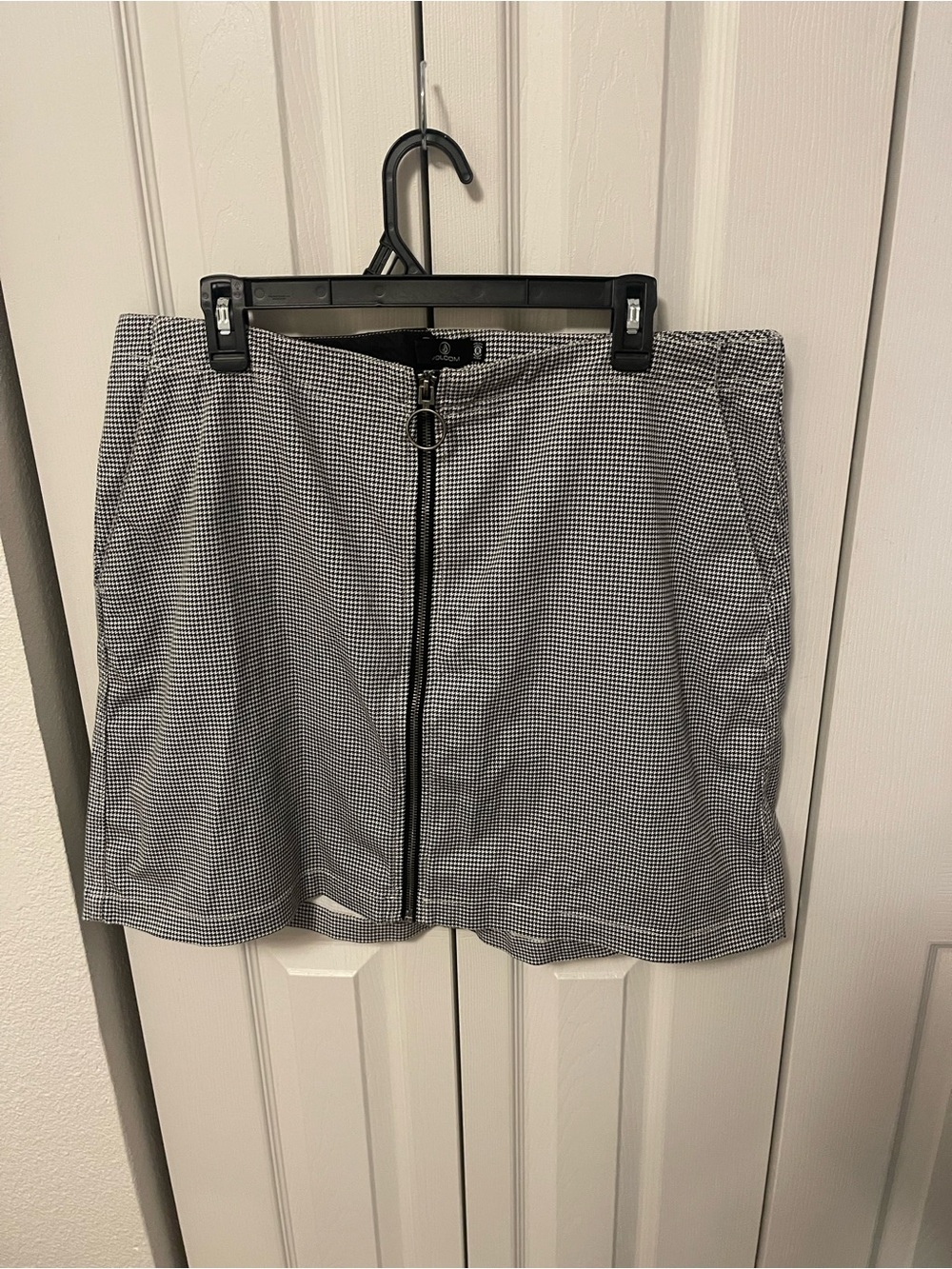 Volcom Black & White Houndstooth Front-Zip Mini Skirt